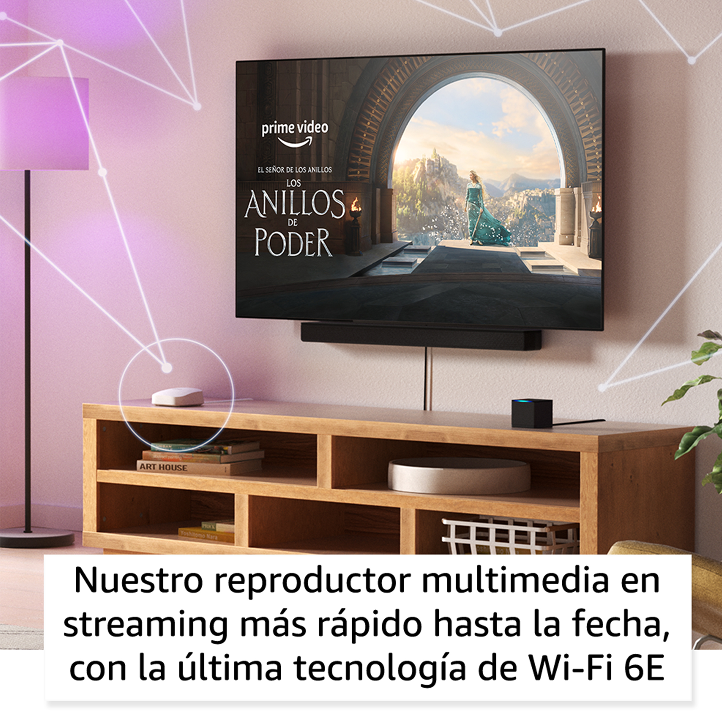 Salón con TV, dispositivo de streaming y mueble de madera. Muestra una película en la pantalla.