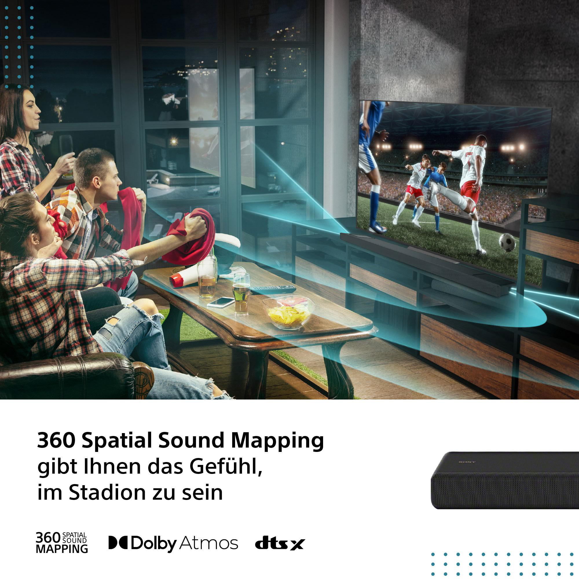 Leute schauen ein Fußballspiel auf einem großen Fernseher, Soundbar darunter, in einem Wohnzimmer.
