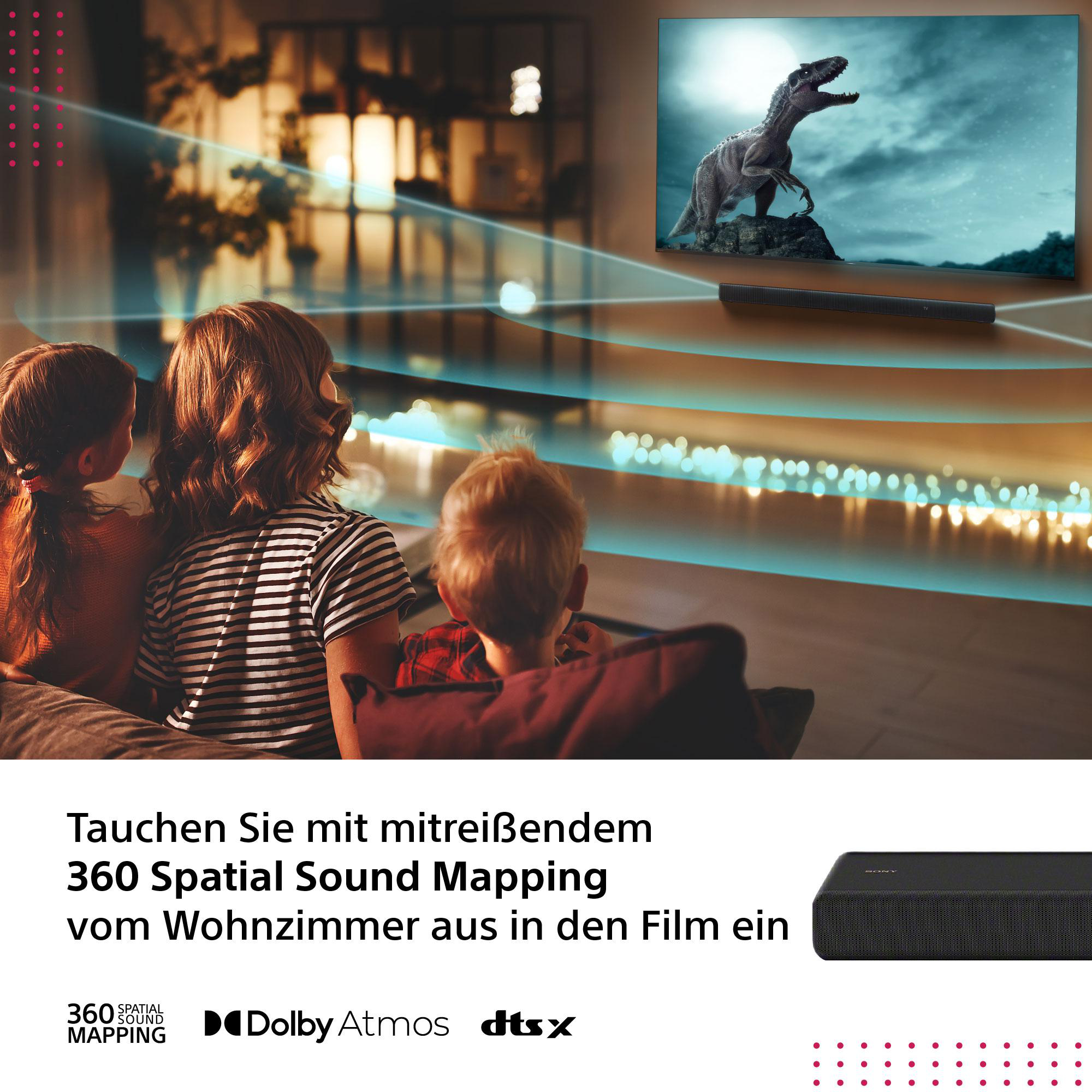 Eine Familie schaut einen Dinosaurierfilm im Fernsehen. Unter dem Bildschirm befindet sich eine schwarze Soundbar.