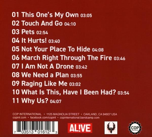 Ein CD-Cover mit Titellisten und Bandlogo. Die CD liegt auf einer braunen Oberfläche.