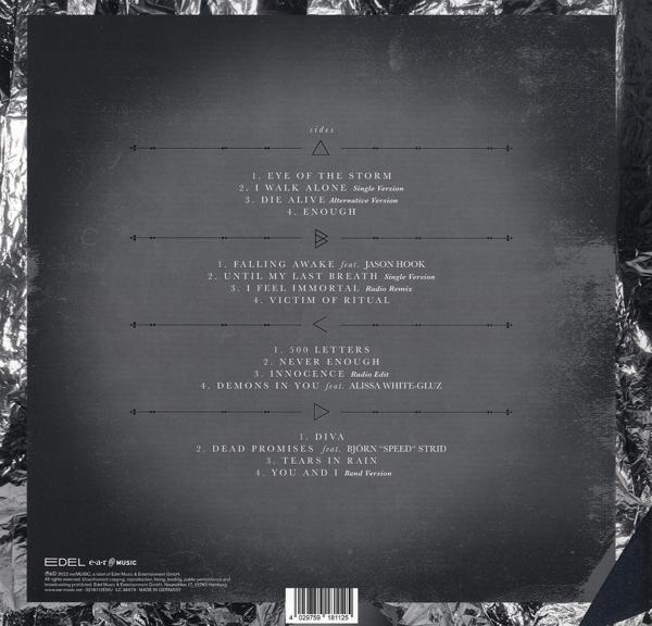 Rückseite des Albums. Dunkelgrau mit Titelliste. Songtitel und Künstlernamen sind aufgelistet. Silberner Folienhintergrund.