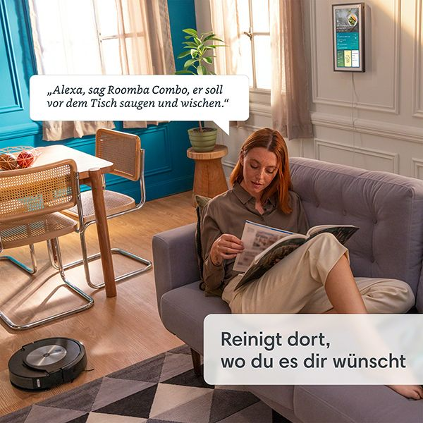 Frau liest auf einer Couch, ein Roboterstaubsauger reinigt den Boden. Textblase. Roomba ist sichtbar.
