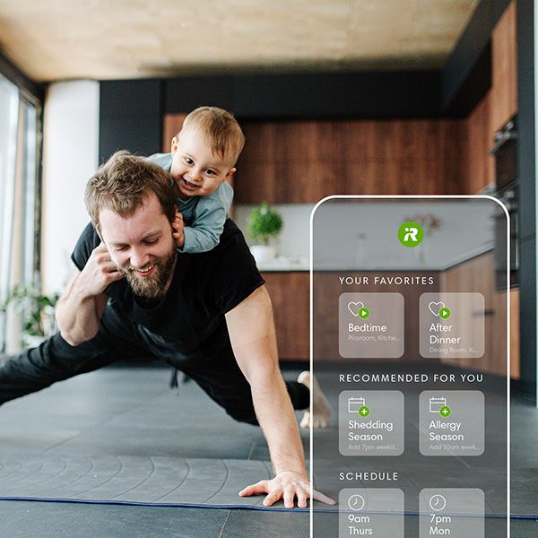 Mann macht Plank mit Kind auf dem Rücken, Telefonbildschirm zeigt Gesundheits-App-Funktionen.