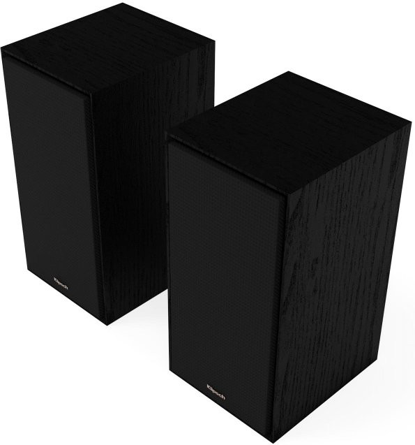 Twee zwarte Klipsch-luidsprekers worden weergegeven tegen een witte achtergrond, schuine weergave.