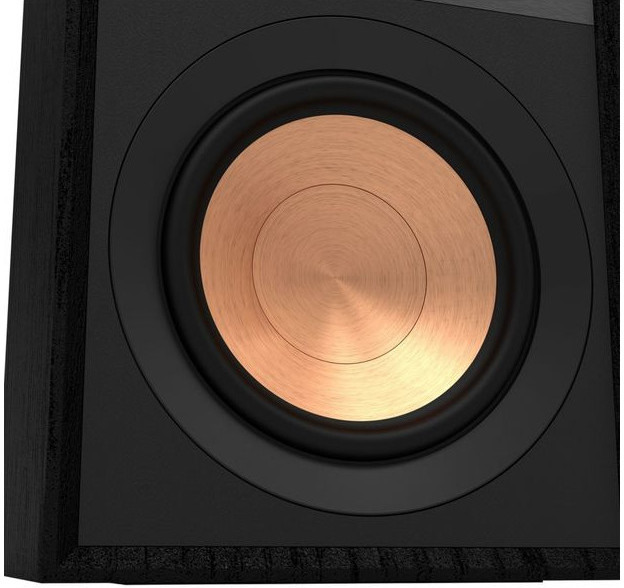 Close-up van een zwarte luidspreker met een koperkleurige woofer.