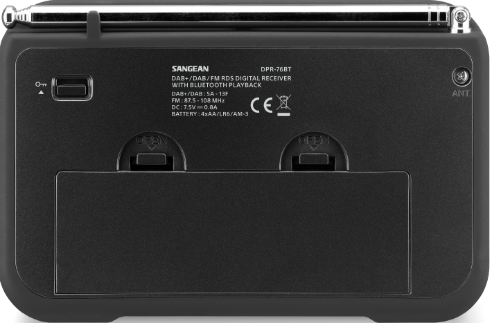 Rückseite eines schwarzen Radios. Zeigt den Markennamen, Modelldetails und Batteriefächer. Grauer Hintergrund.