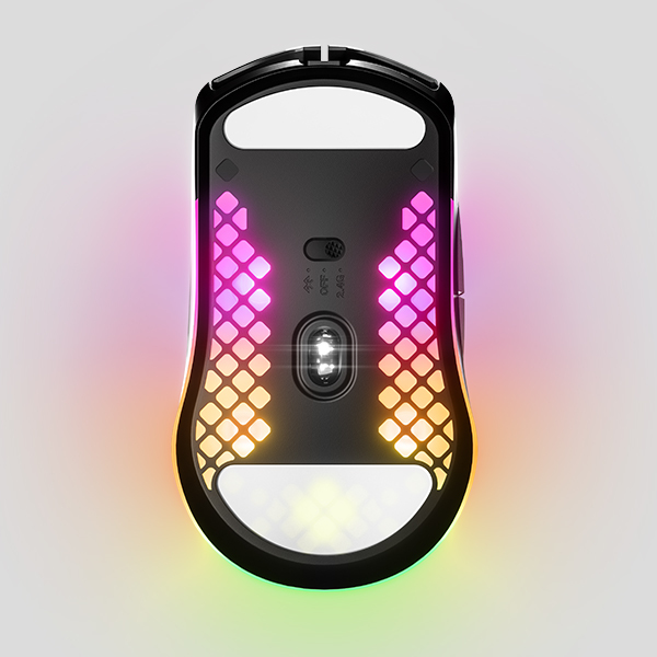 Gamingmuis, onderaanzicht, met RGB-verlichting. Zwarte behuizing. Witte achtergrond.