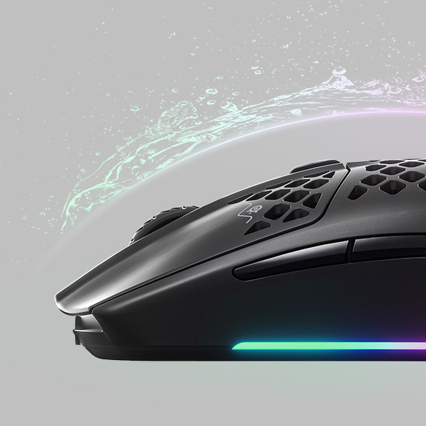 Zwarte gamingmuis met een honingraatontwerp. Water splash effect op de achtergrond.