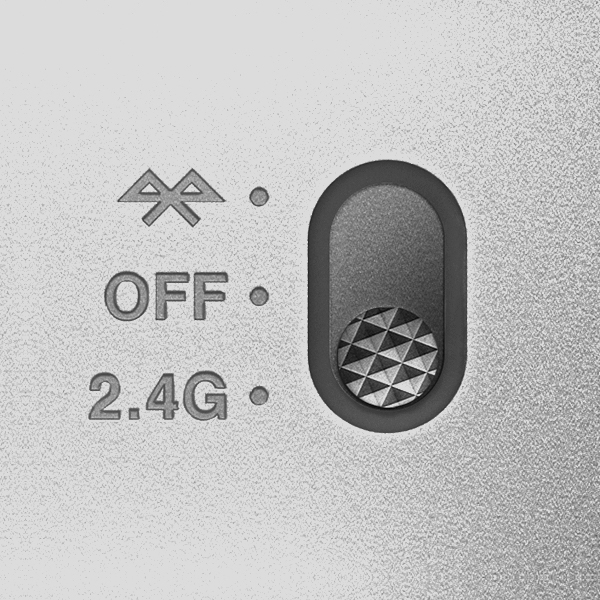Een close-up van een zilveren schakelaar met Bluetooth- en 2.4G-labels.