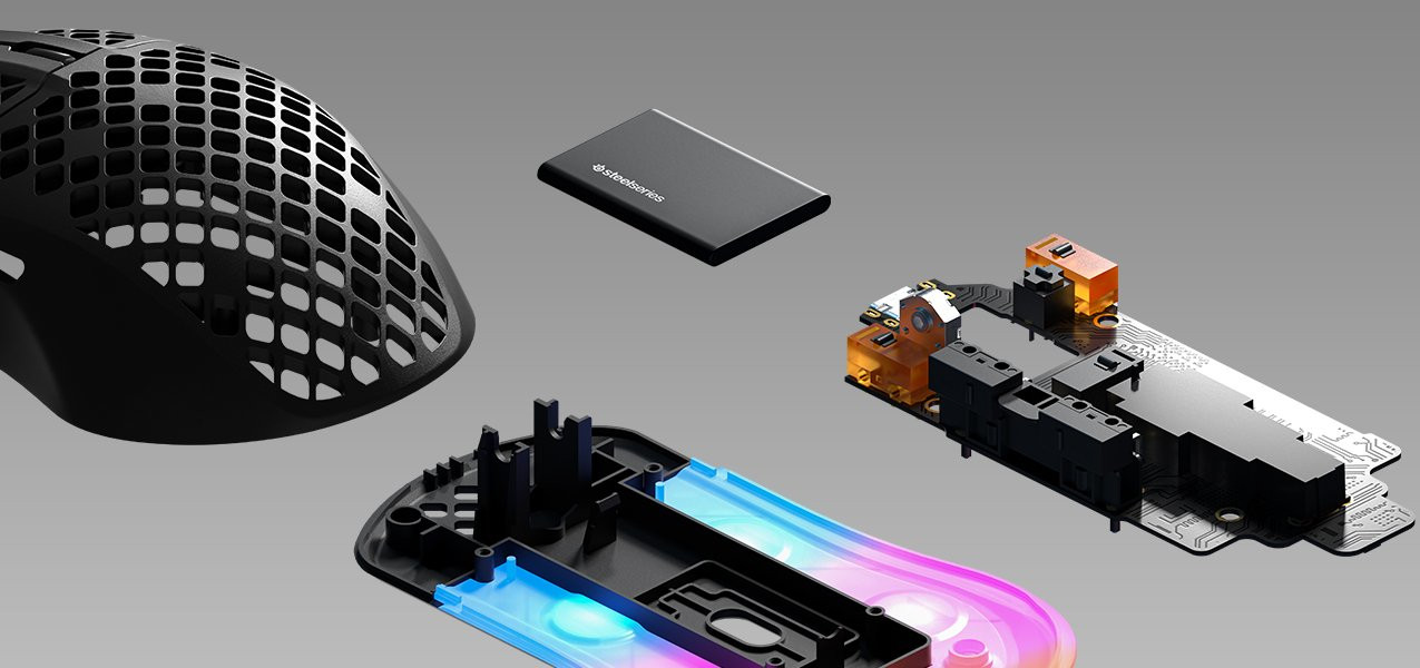 Gaming muis componenten: behuizing, printplaat, batterij en grijze bodem.