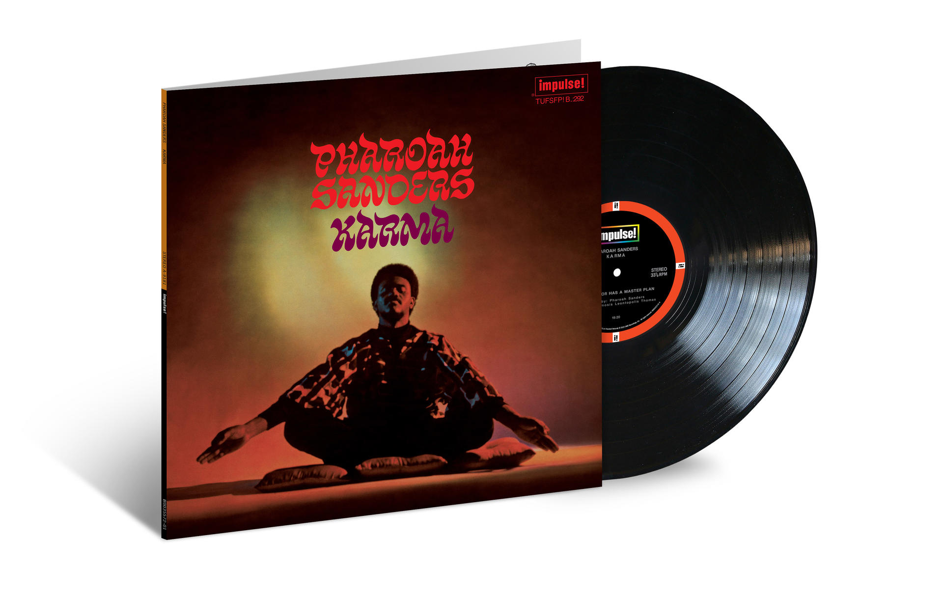 Albumcover von 'Karma' von Pharoah Sanders. Ein Mann sitzt, daneben eine Vinyl-Schallplatte.