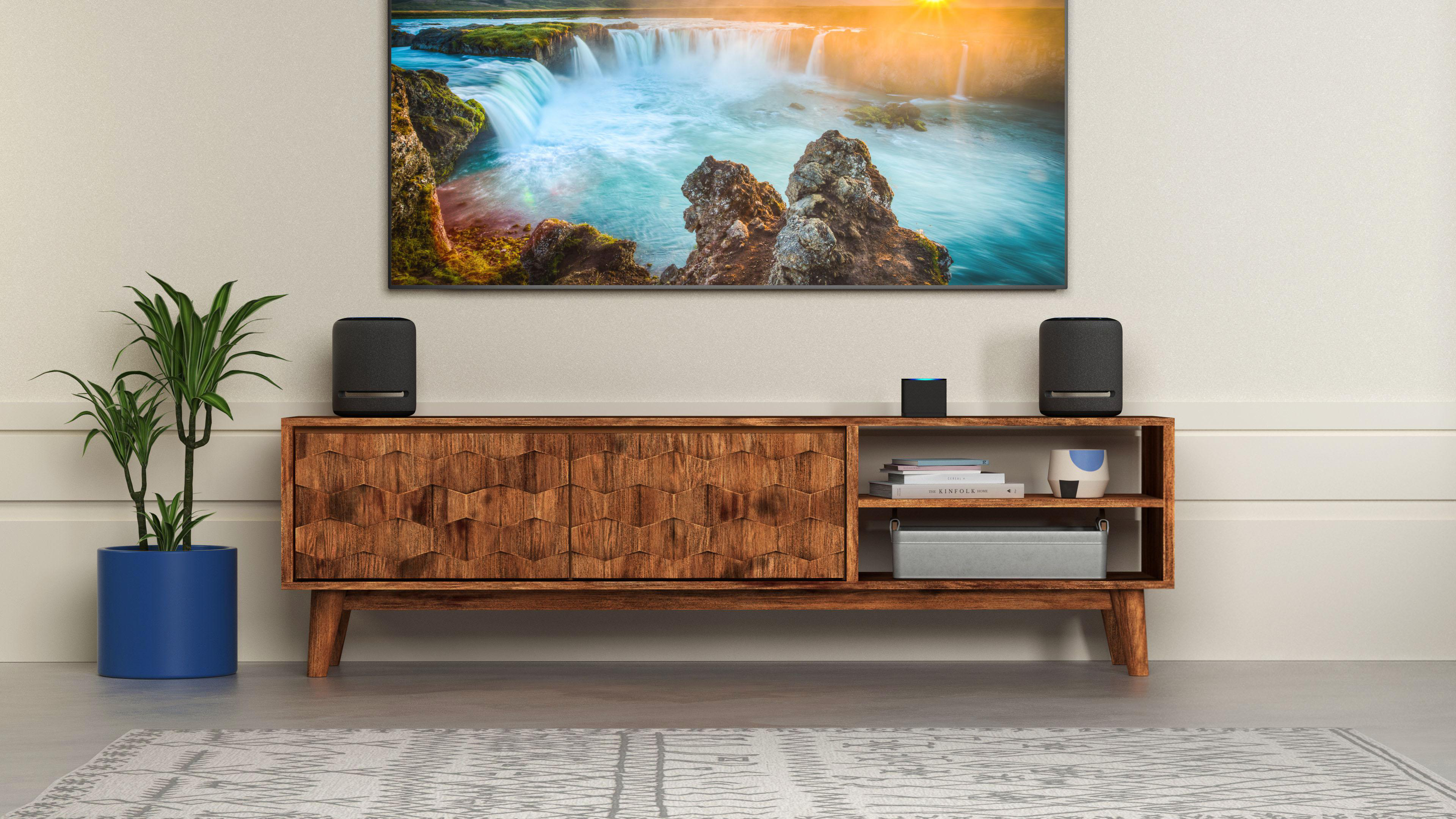 Wohnzimmereinrichtung mit Fernseher, Lautsprechern und Holzschrank. Der Fernseher zeigt eine Wasserfallszene.