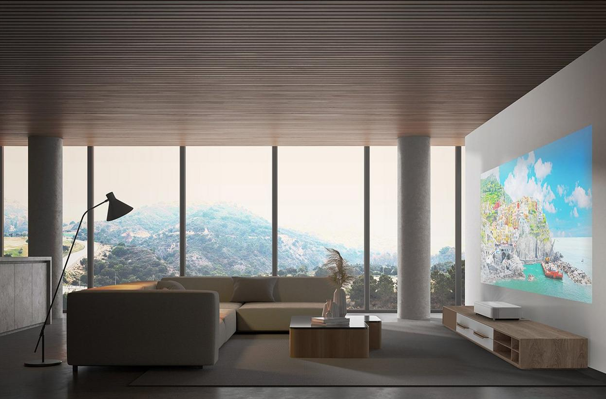 Modernes Wohnzimmer mit großen Fenstern. Ein projiziertes Bild an der Wand.