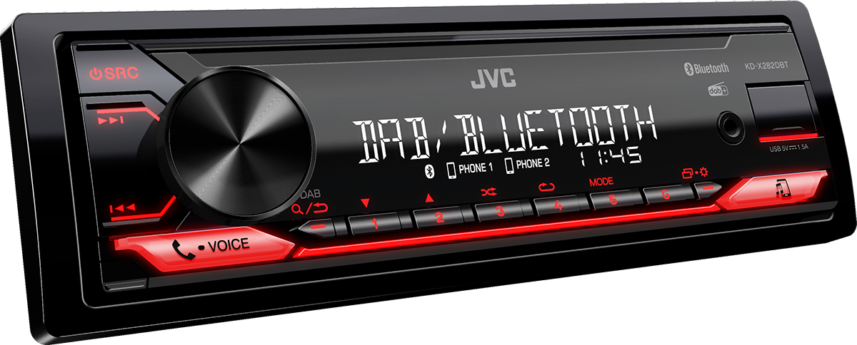 Autoradio avec affichage numérique affichant DAB et Bluetooth. Boutons éclairés en rouge.