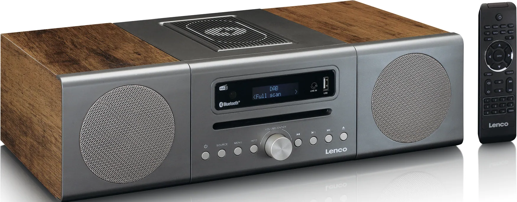 Stereoanlage aus Holz und Grau. CD-Player, Lautsprecher und Fernbedienung. Weißer Hintergrund.