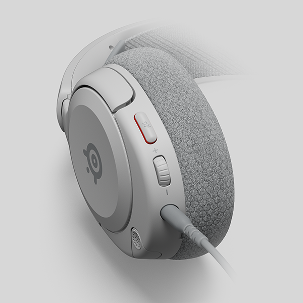 Casque de jeu blanc avec bouton de volume rouge et coussinet d'oreille en tissu gris.