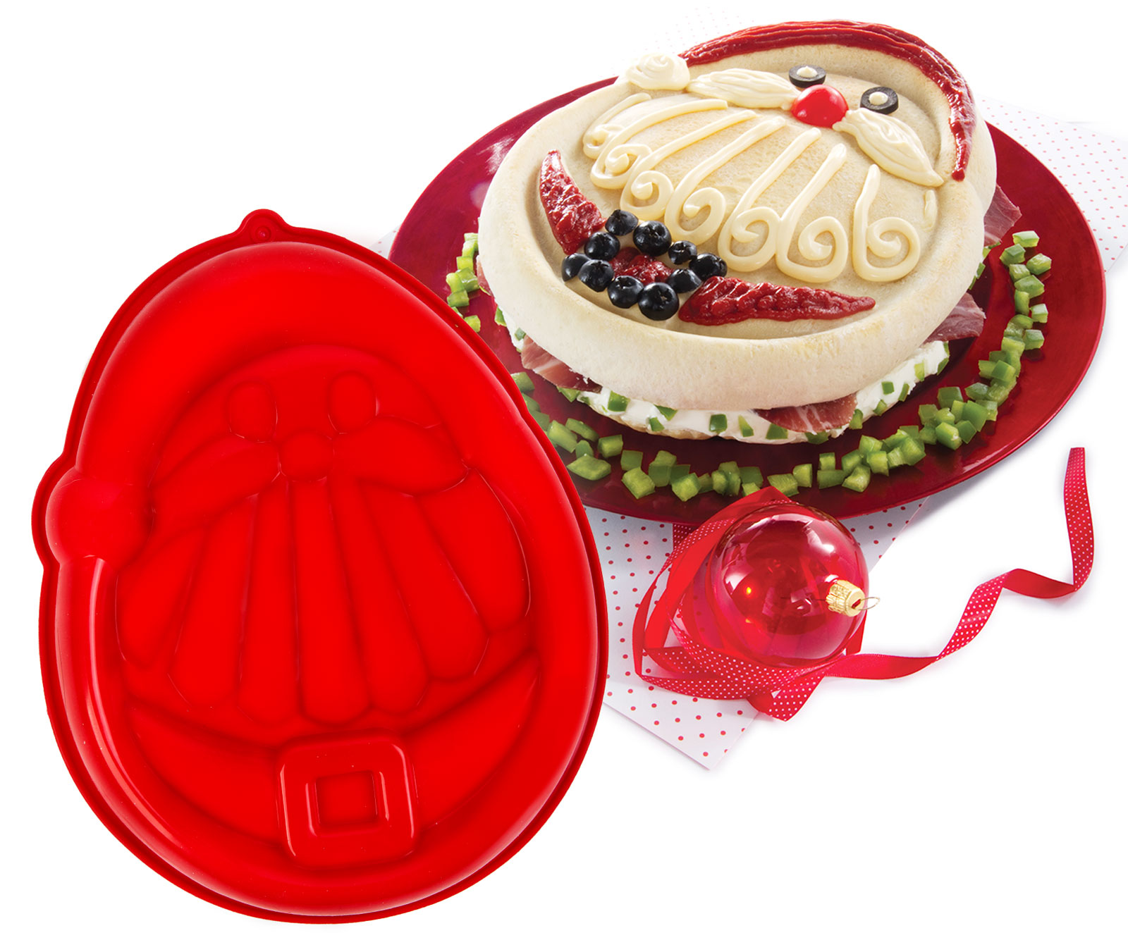 Mikulás formájú pizza, hozzávalókkal, piros formával és díszítéssel.