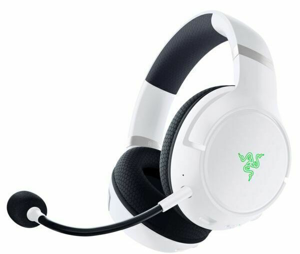 Fehér gamer fejhallgató fekete részletekkel és rugalmas mikrofonnal. A Razer logója az oldalon.