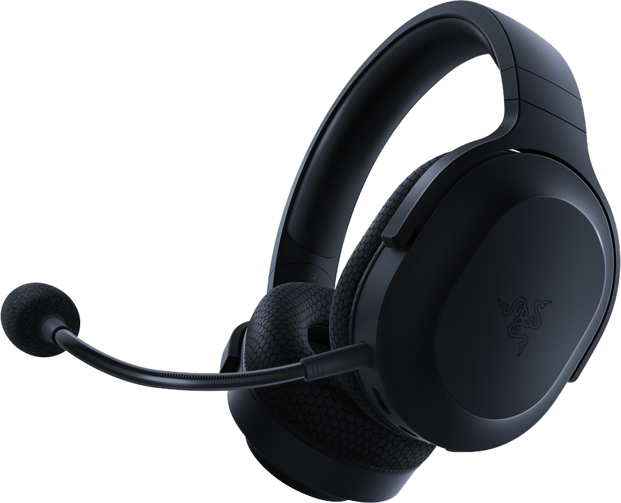 Fekete gamer headset mikrofonnal, fekete háttéren.