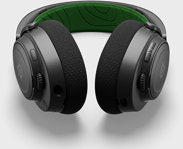 Casque noir et gris avec un bandeau vert. Le casque est sur fond blanc.