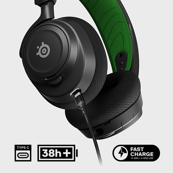 Casque gaming noir, accents verts, câble charge, batterie 38h, charge rapide.