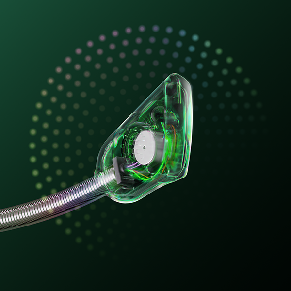 Un microphone transparent avec un bras flexible. Il est placé sur un fond vert foncé.