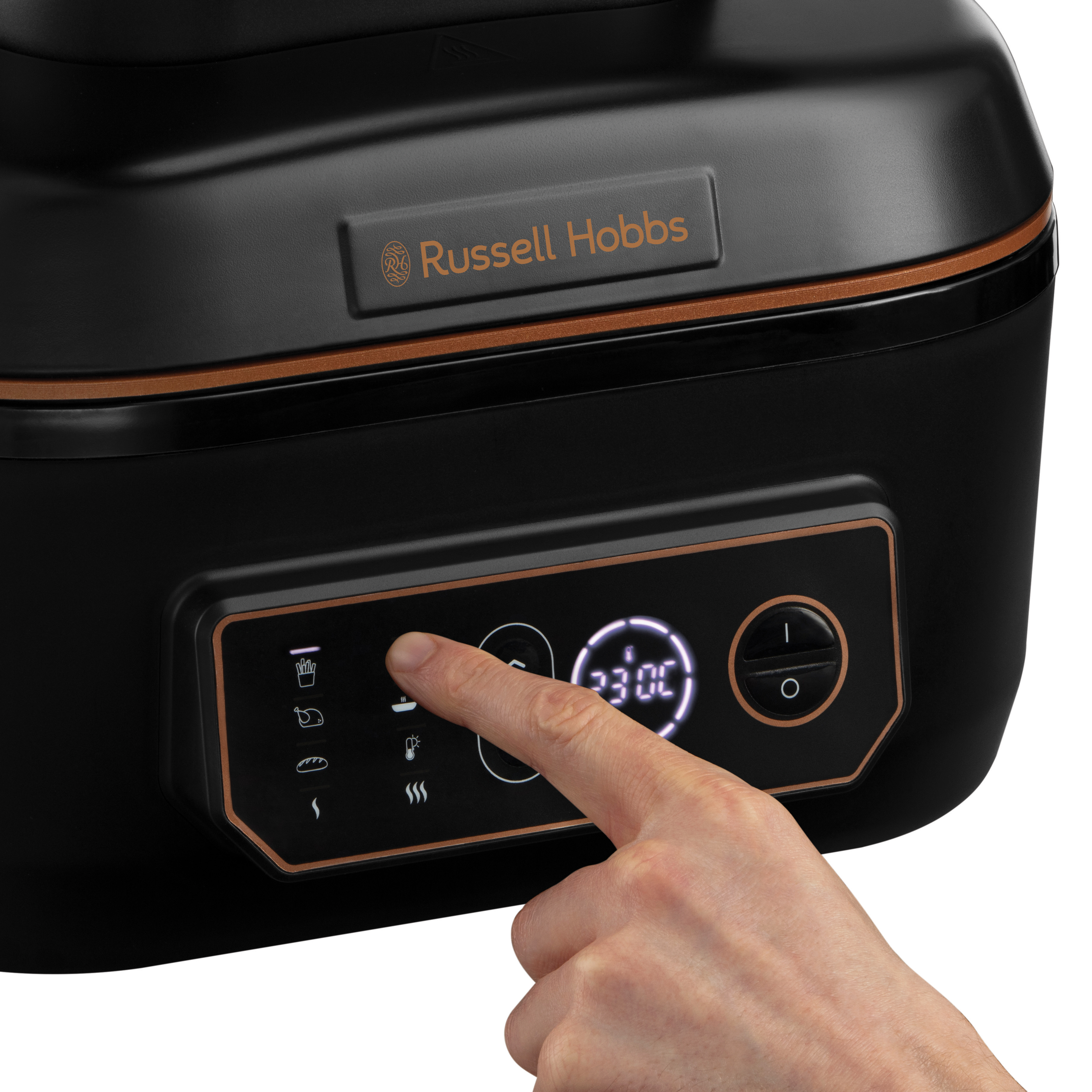 Egy ujj megnyom egy gombot egy fekete Russell Hobbs készüléken, képernyővel.