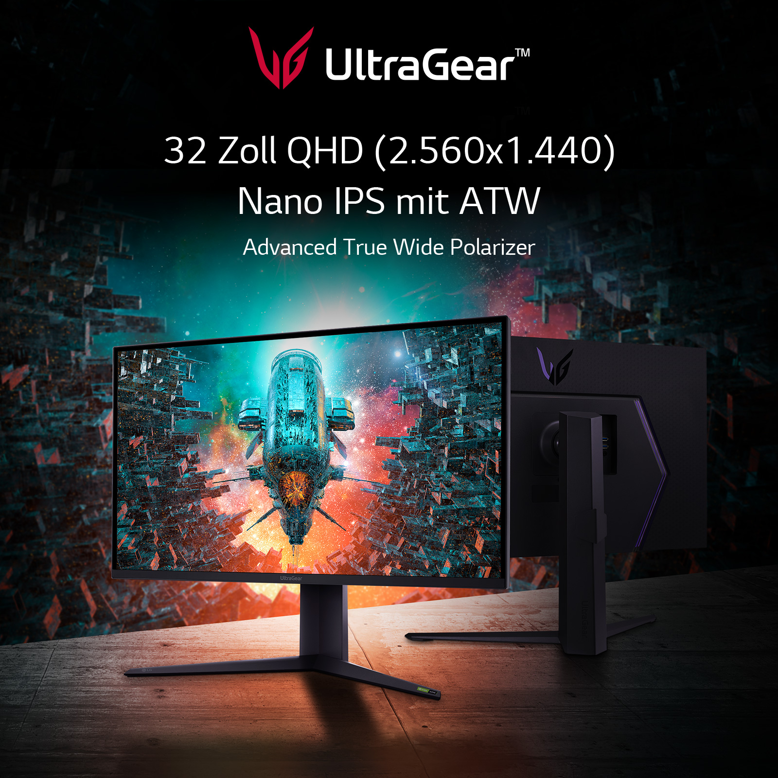 Ein Gaming-Monitor mit einem Raumschiff auf dem Bildschirm, zwei Monitore sind sichtbar.