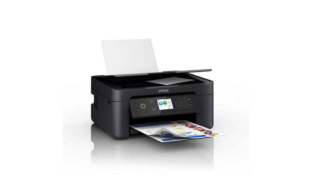 Impresora Epson con papel cargado. Diseño negro, moderno con pantalla a color en la parte delantera.