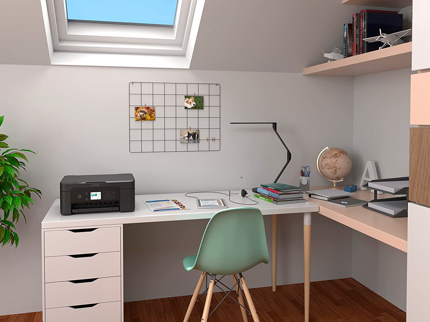 Una oficina en casa bien iluminada con escritorio, impresora, globo terráqueo y libros.