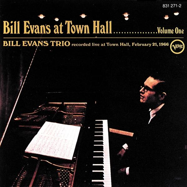 Album borító. Bill Evans a Town Hallban. Egy öltönyös férfi zongorázik. Kotta a zongorán. Sötét háttér.