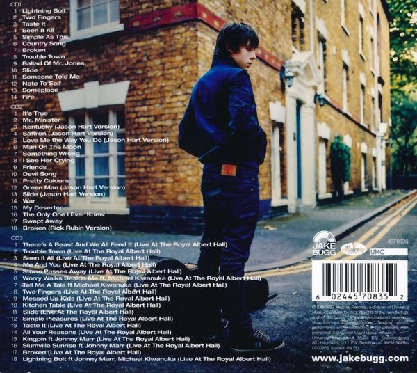 Albumcover mit einem Mann in Jeans, der vor einem Gebäude steht. Die Titelliste des Albums ist sichtbar.