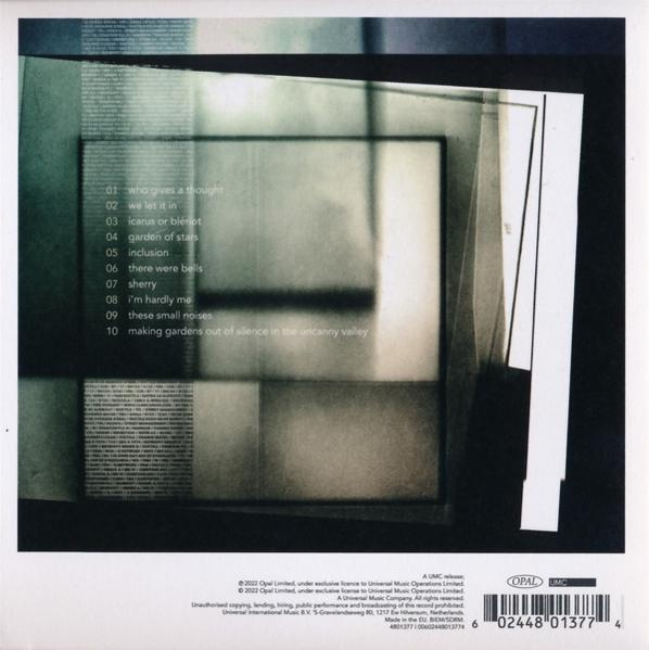 CD-Cover mit Titelliste, schwarz-weiß, Text. Musikalbum von The Opal.