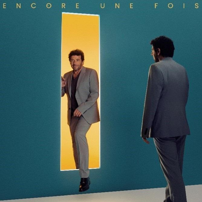 Deux hommes dans un cadre. Un en costume, l'autre dans un cadre de porte, fond jaune.