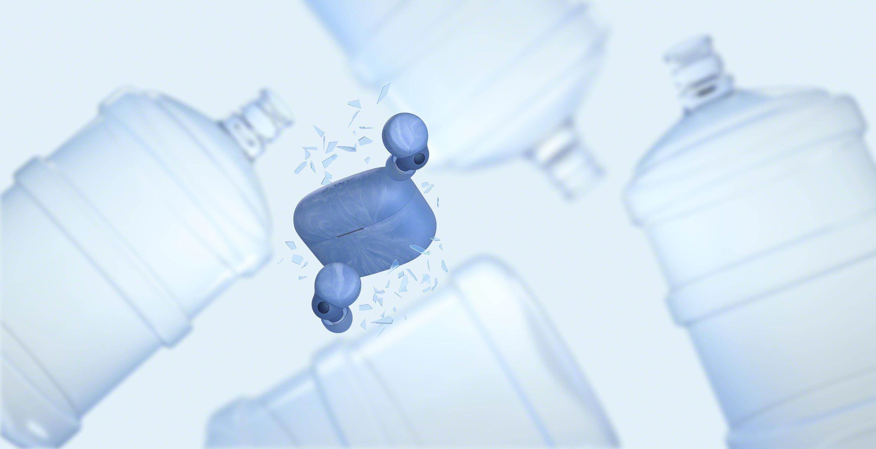 Blaue Ohrhörer zerbrechen, als würden sie aus Wasserflaschenfragmenten ausbrechen, umgeben von Flaschen.