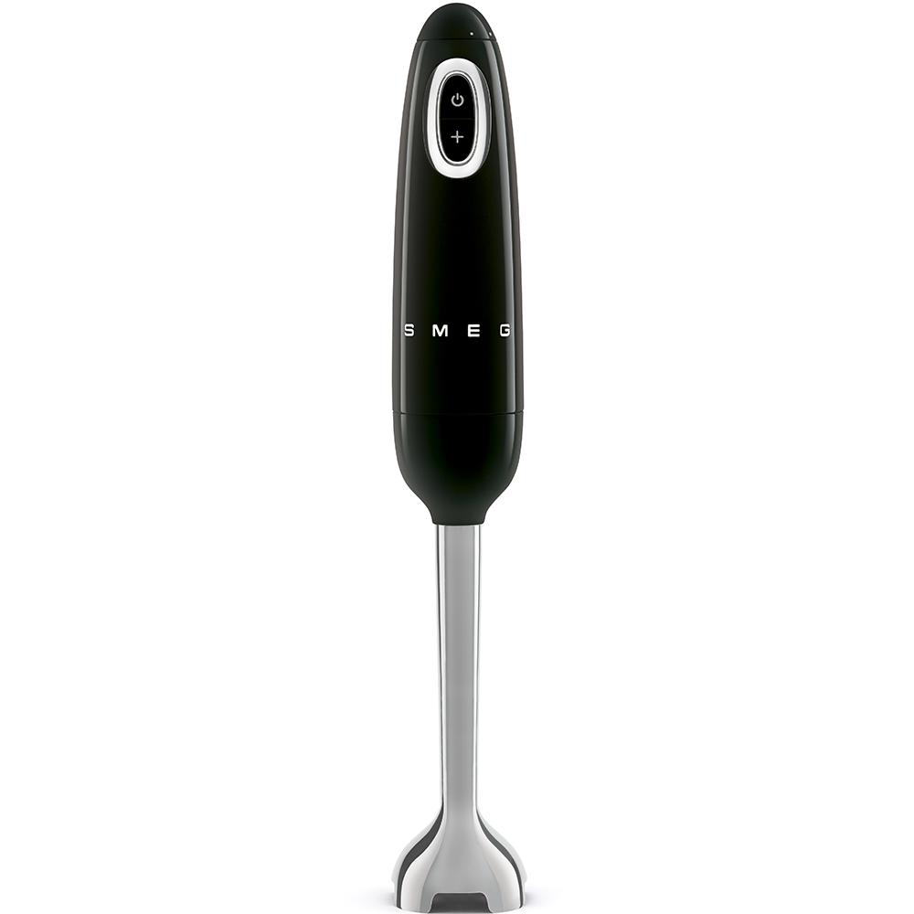 Ein schwarzer SMEG Stabmixer. Er hat einen langen Schaft aus Edelstahl und einen schwarzen Griff mit Knöpfen.