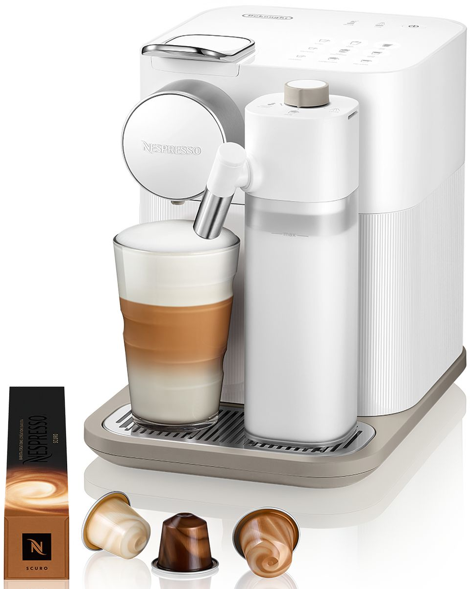 Machine Nespresso blanche avec café, un mousseur à lait et des capsules de café.