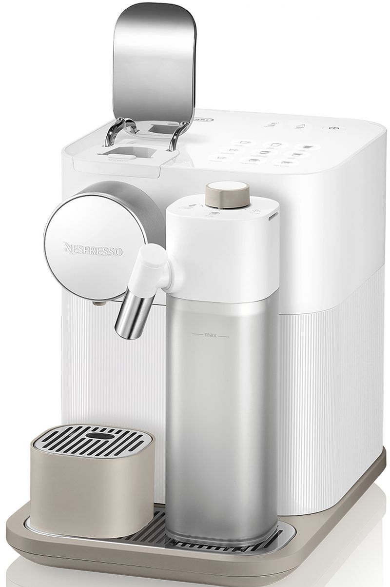 Machine à café Nespresso blanche avec mousseur à lait et bac d'égouttement. Fond blanc.
