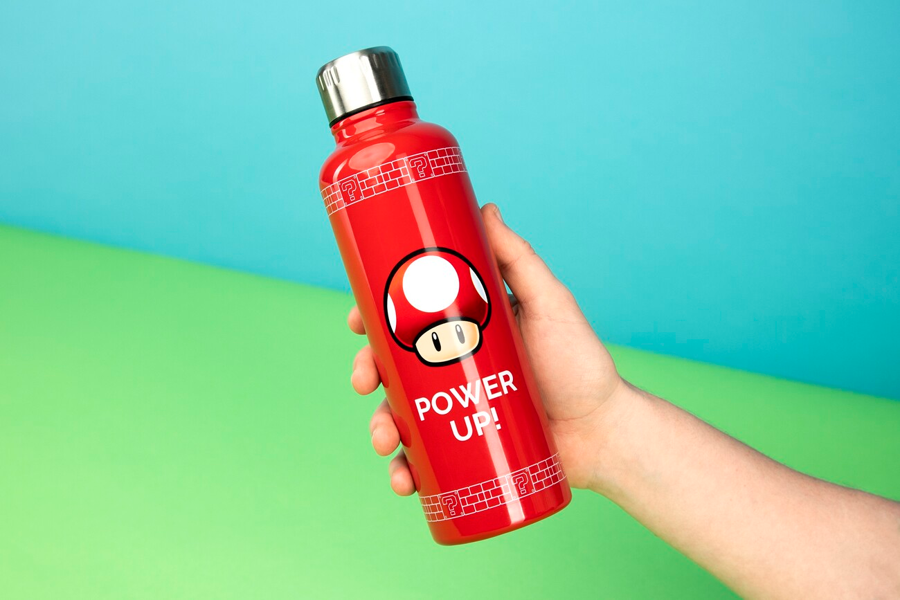 Rote Wasserflasche mit Pilz-Design und Text "Power Up!"