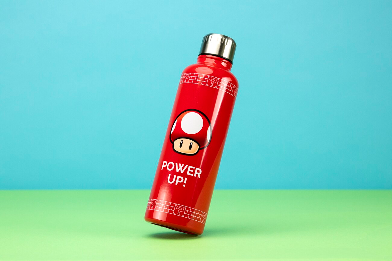 Eine rote Wasserflasche mit einem Super Mario Pilz und "POWER UP!"