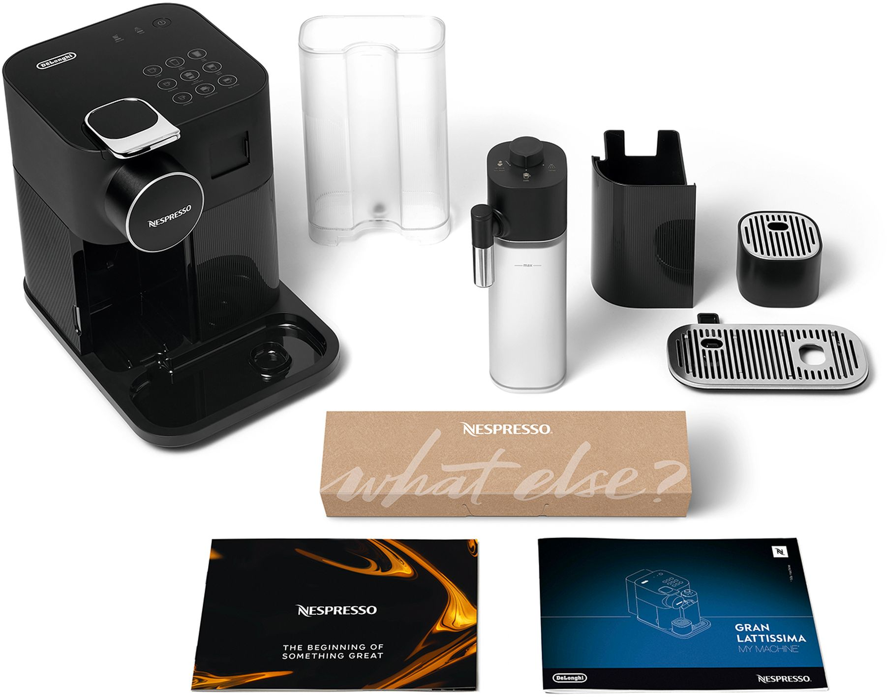 Schwarze Nespresso-Kaffeemaschine und Zubehör auf weißer Oberfläche.