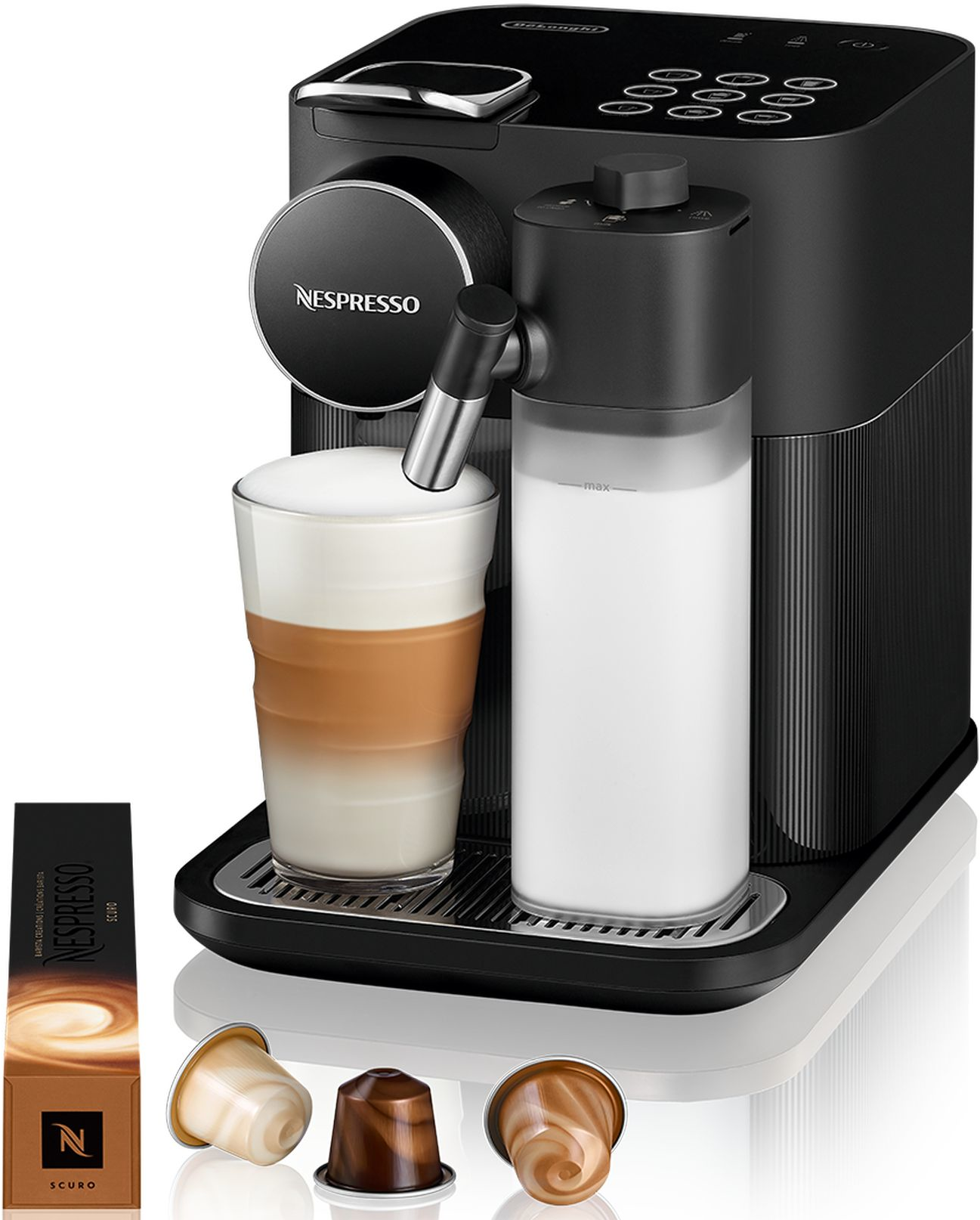 Schwarze Nespresso-Maschine mit einem Glas Latte und Kaffeekapseln.