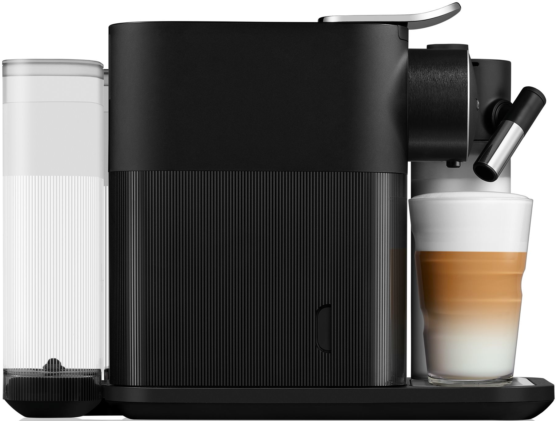 Schwarze Espressomaschine mit einem Glas Latte, Wassertank und Kaffeeausguss.
