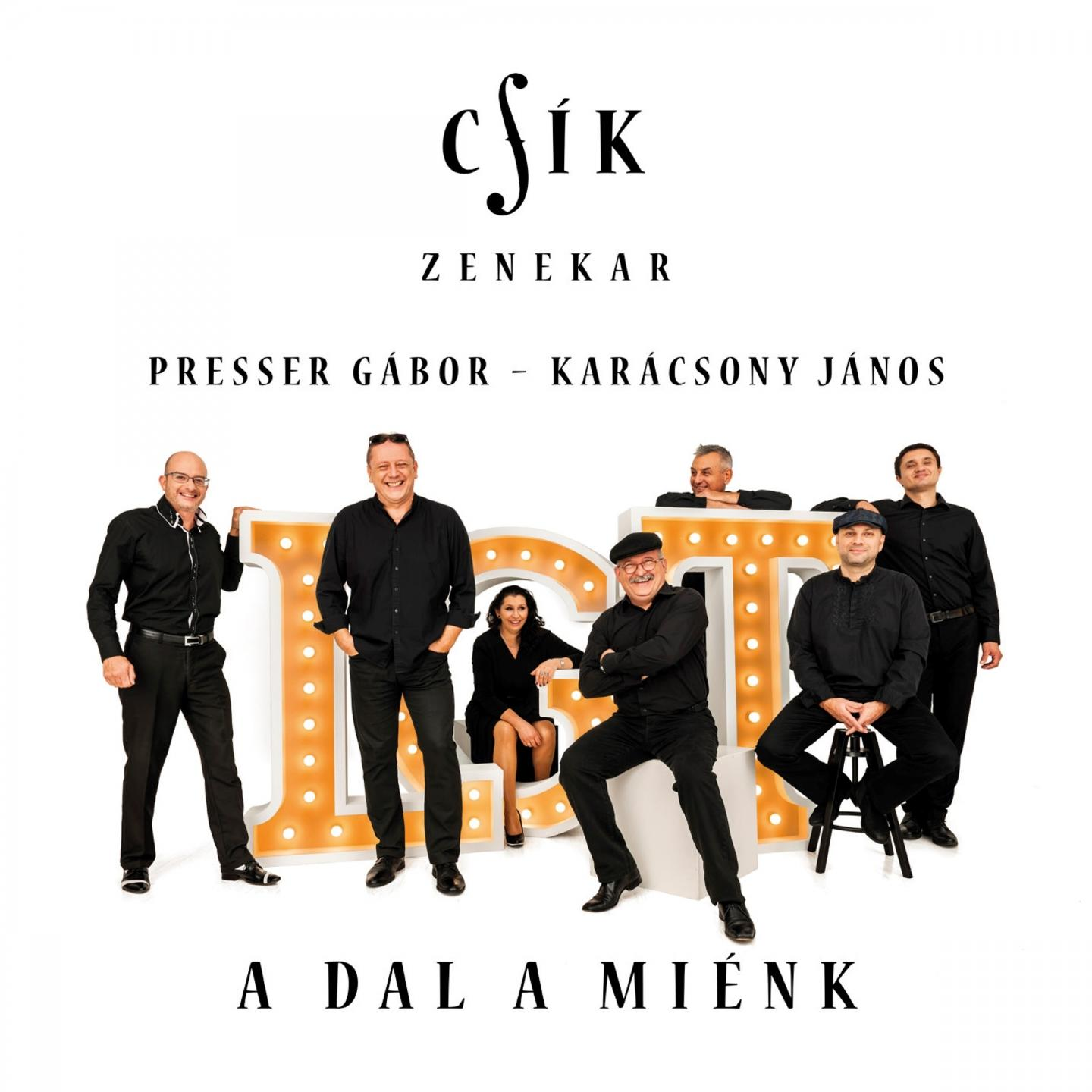 Csík Zenekar zenekar fotó a tagokkal nagy betűk körül pózolnak fehér háttér előtt.