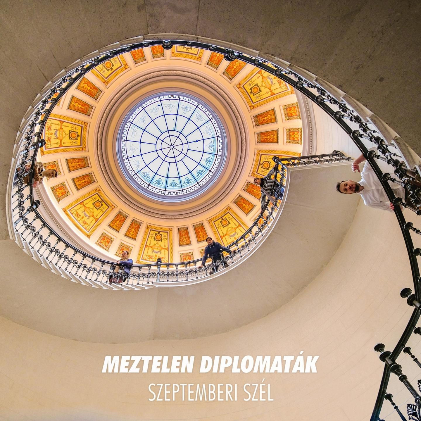 Csigalépcső emberekkel. Üvegmennyezet látható. A "MEZTELEN DIPLOMATÁK" és "SZEPTEMBERI SZÉL" felirat.