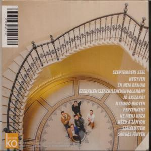 CD borító, emberek egy csoportjával egy csigalépcsőn, magyar szöveggel.