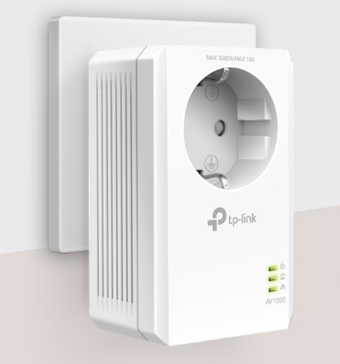 Witte TP-Link AV1000 powerline adapter aangesloten op een stopcontact.
