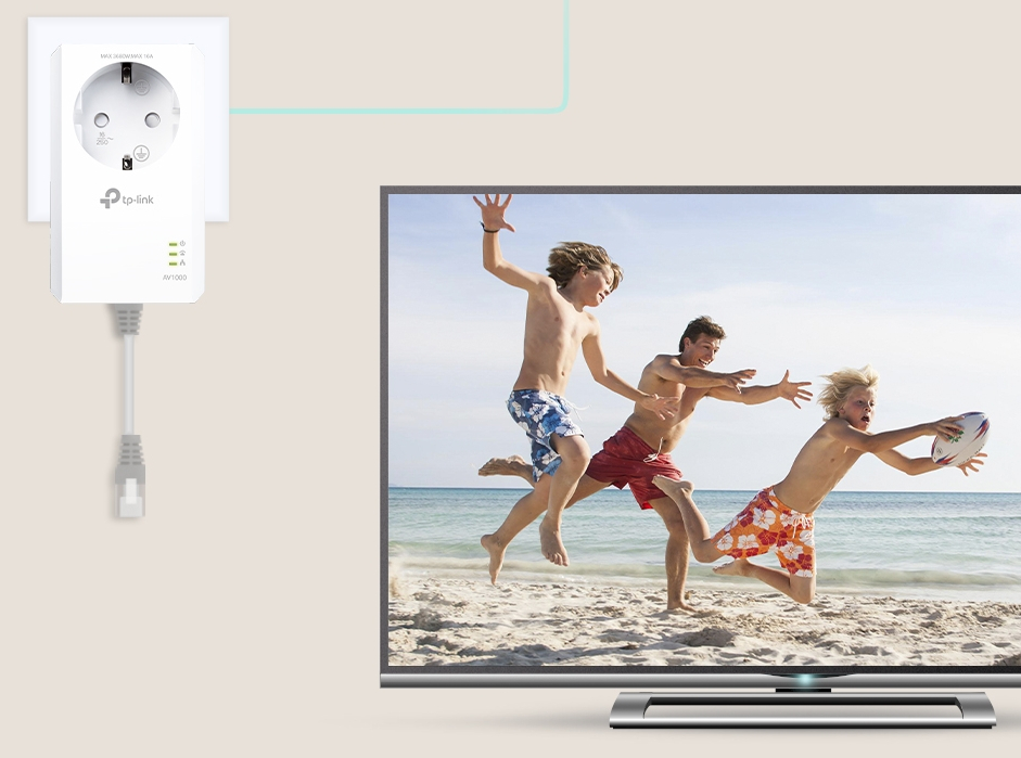 TP-Link-apparaat aangesloten op een stopcontact en tv die een strandscène afspeelt.