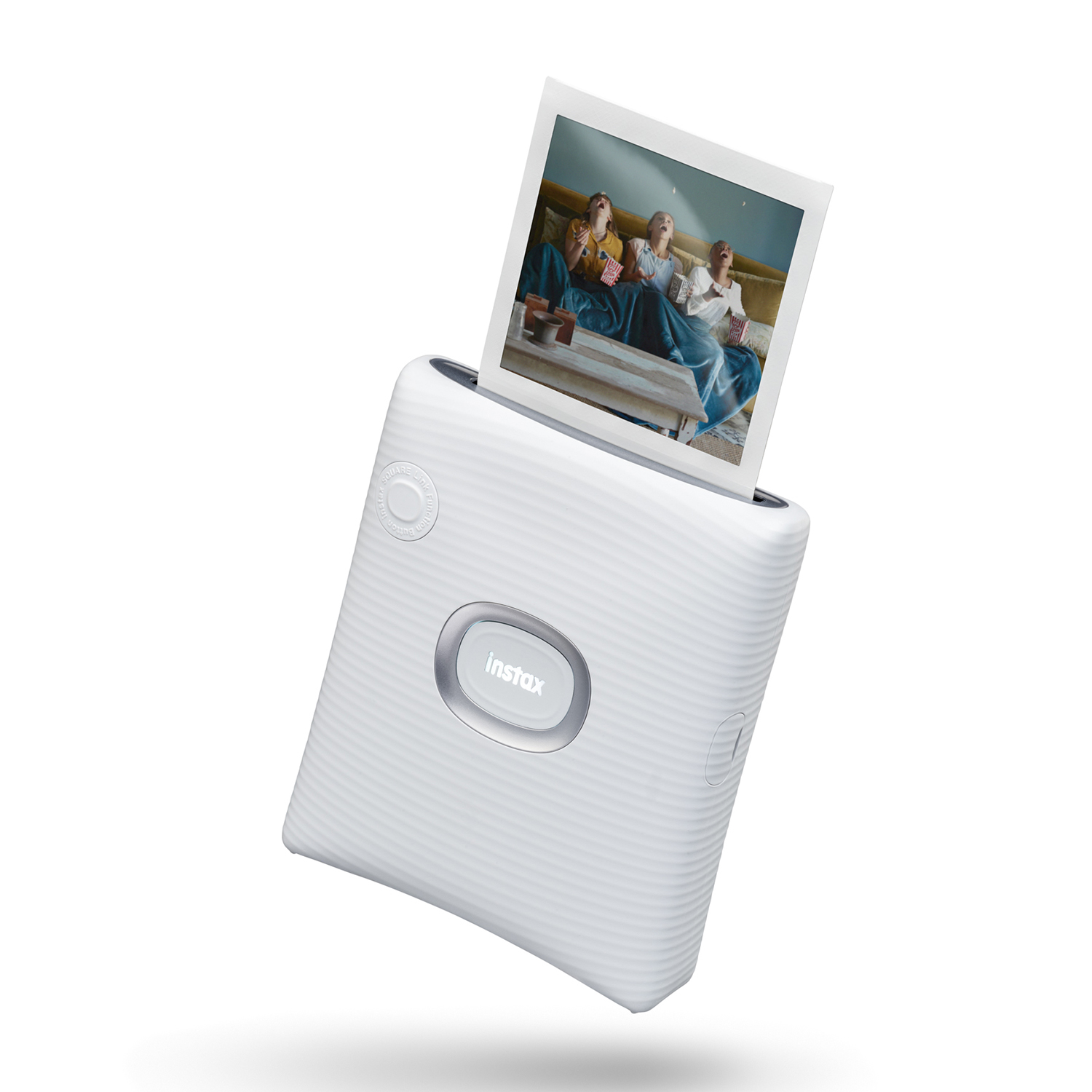 Una stampante Instax bianca che stampa una foto. La foto mostra persone su un divano.