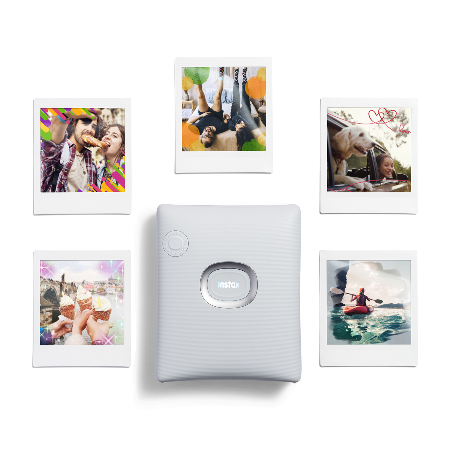 Stampante Instax bianca con cinque foto stampate circostanti che mostrano varie scene e persone.